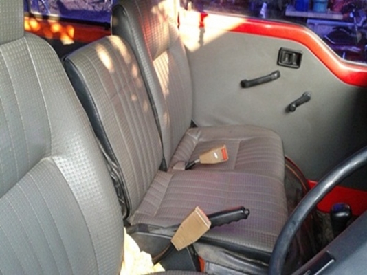 ขายครับรถตู้บรรทุกนิสสันเออแวนสีสวยใส