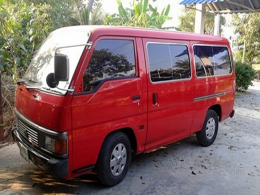 ขายครับรถตู้บรรทุกนิสสันเออแวนสีสวยใส