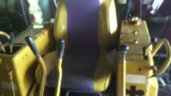 รถแทรคเตอร์ ตีนตะขาบ ยี่ห้อ KOMATSU D2 รุ่น 5 มี2คัน รถแทรคเตอร์ ตีนตะขาบ ยี่ห้อ KOMATSU D2 รุ่น 5 มี2คัน