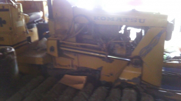 รถแทรคเตอร์ ตีนตะขาบ ยี่ห้อ KOMATSU D2 รุ่น 5 มี2คัน รถแทรคเตอร์ ตีนตะขาบ ยี่ห้อ KOMATSU D2 รุ่น 5 มี2คัน