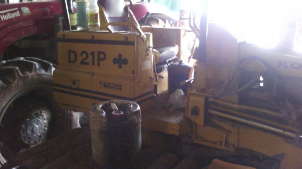 รถแทรคเตอร์ ตีนตะขาบ ยี่ห้อ KOMATSU D2 รุ่น 5 มี2คัน รถแทรคเตอร์ ตีนตะขาบ ยี่ห้อ KOMATSU D2 รุ่น 5 มี2คัน