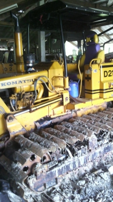 รถแทรคเตอร์ ตีนตะขาบ ยี่ห้อ KOMATSU D2 รุ่น 5 มี2คัน รถแทรคเตอร์ ตีนตะขาบ ยี่ห้อ KOMATSU D2 รุ่น 5 มี2คัน