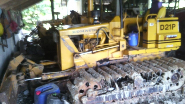 รถแทรคเตอร์ ตีนตะขาบ ยี่ห้อ KOMATSU D2 รุ่น 5 มี2คัน รถแทรคเตอร์ ตีนตะขาบ ยี่ห้อ KOMATSU D2 รุ่น 5 มี2คัน
