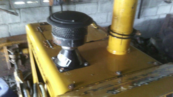 รถแทรคเตอร์ ตีนตะขาบ ยี่ห้อ KOMATSU D2 รุ่น 5 มี2คัน รถแทรคเตอร์ ตีนตะขาบ ยี่ห้อ KOMATSU D2 รุ่น 5 มี2คัน