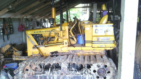 รถแทรคเตอร์ ตีนตะขาบ ยี่ห้อ KOMATSU   D2  รุ่น 5   มี2คัน