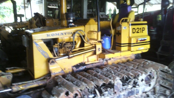 รถแทรคเตอร์ ตีนตะขาบ ยี่ห้อ KOMATSU D2 รุ่น 5 มี2คัน รถแทรคเตอร์ ตีนตะขาบ ยี่ห้อ KOMATSU D2 รุ่น 5 มี2คัน