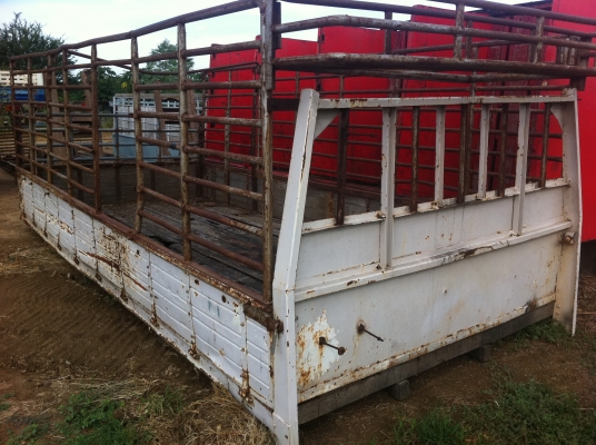 กระบะคาร์โก้ แผงเหล็ก ยกลงจาก ISUZU FRR