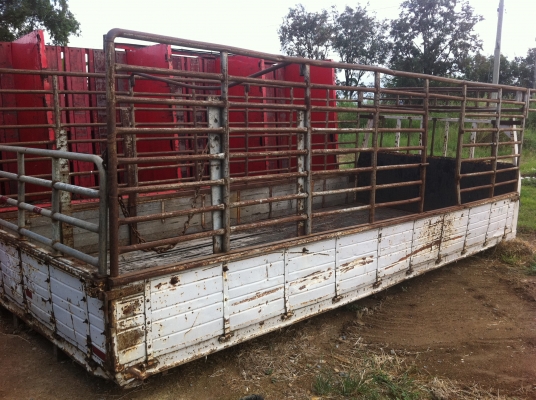 กระบะคาร์โก้ แผงเหล็ก ยกลงจาก ISUZU FRR