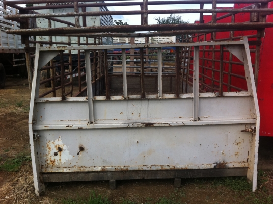 กระบะคาร์โก้ แผงเหล็ก ยกลงจาก ISUZU FRR