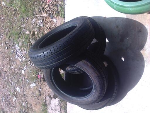 ยางDUNLOP16565R14ปี13ดอกเต็มสภาพดีไม่ปะมี4เส้นขาย2000แถมกะทะ2ลูก