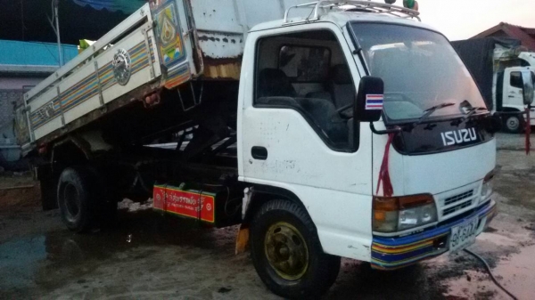 ISUZU-NKR.6ล้อ.ดั้ม.เครื่อง120ฝาขาวสภาพสวยมากพร้อมใช้..