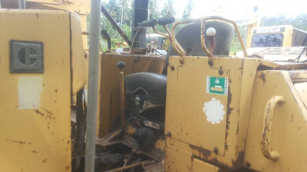 ขายด่วนครับงานเหมาครับ แทร็กเตอร์ D5H 2 คัน กับ D6H 1 คัน ขายแบบถูกครับ