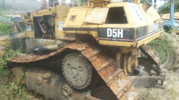 ขายด่วนครับงานเหมาครับ แทร็กเตอร์ D5H 2 คัน กับ D6H 1 คัน ขายแบบถูกครับ