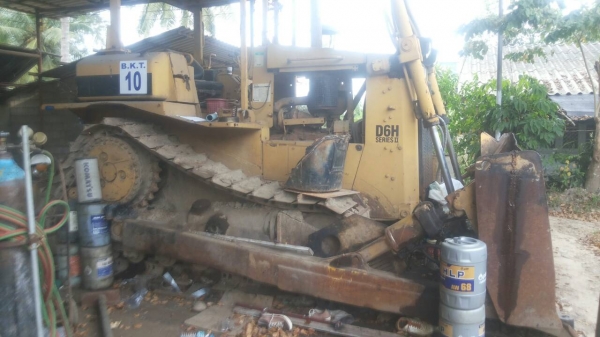 ขายด่วนครับงานเหมาครับ แทร็กเตอร์ D5H 2 คัน กับ D6H 1 คัน ขายแบบถูกครับ