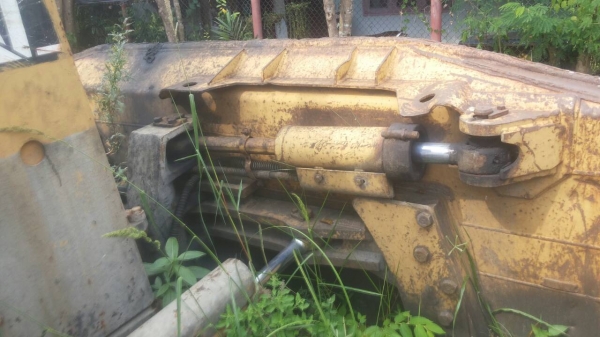 ขายด่วนครับงานเหมาครับ แทร็กเตอร์ D5H 2 คัน กับ D6H 1 คัน ขายแบบถูกครับ