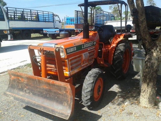ขายรถไถKUBOTA L2002DT-M 3สูบ 4&times;4โฟร์ อุปกรณ์ โรตารี่ จอบหมุน ผานหลัง ใบดันหน้า เครื่องดี สภาพพร้อมใช้งาน สนใจโทร 090-8588220คุณนะ ID:narong498 หรือ www.truck.in.th/498 หรือ Fb:ณรงค์ ซื้อขายรถมือสอง(เว็บไซต์ส่วนตัว)