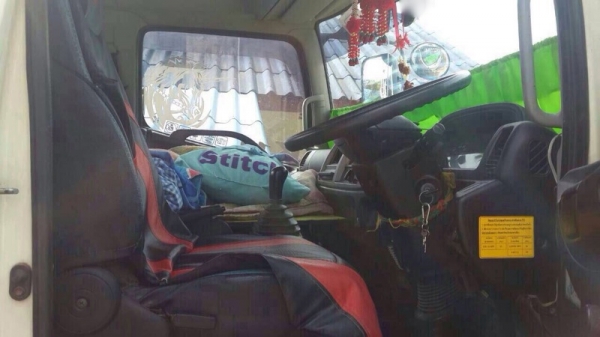 รถฮีโน่  6  ล้อ ไม่ดั้ม 150 แรงม้า. ปี 54  สนใจติดต่อ  081 - 6079515