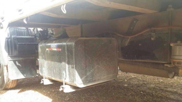 รถฮีโน่  6  ล้อ ไม่ดั้ม 150 แรงม้า. ปี 54  สนใจติดต่อ  081 - 6079515