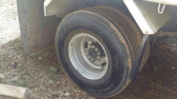 รถฮีโน่  6  ล้อ ไม่ดั้ม 150 แรงม้า. ปี 54  สนใจติดต่อ  081 - 6079515