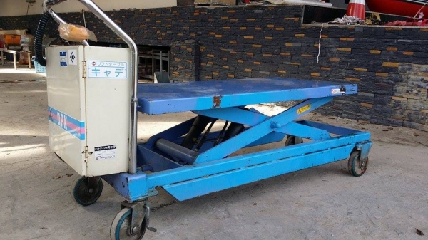 ลิฟต์ยกของไฟฟ้า เก่าญี่ปุ่น สามารถปรับระดับความสูงได้โดยใช้รีโมทย์