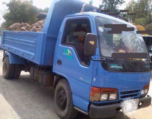 ISUZU NKR 130 HP TURBO 4HG1 ปี 47 หกล้อดั๊มพ์ กระบะดั๊มพ์เหล็ก 4 ตันความยาว 3.60 เมตรสภาพอย่างสวย เครื่องแน่นแรงดี ภายในเก๋งคอนโซลสวยครบ พวงมาลัยเพาเวอร์ ช่วงล่างคานหน้าชุดเฟืองท้ายเดิมสภาพดีมากครับ ยาง 8.25 ขอบ 16 สภาพดี 70\% พร้อมบรรทุกพร้อมใช้งานได้เลย