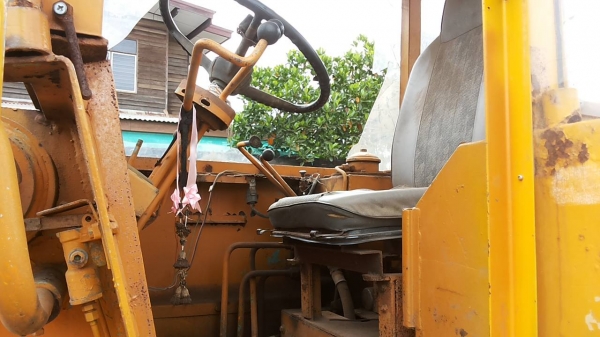 **420,000 บ.ต่อรอง**ขายรถตักล้อยาง KOMATSU JH30B -5902 เอวแข็ง ต่อแขน เครื่องเดิมปั้มเดิม เครื่อง ISUZU DA220 4สูบ 65 HP แน่นๆ แรงๆ ปั้มดี ระบบไฮฯใช้งานปกติ บุ้งกี๋ดีมีปะหน่อย แขนดี ต่อแขนแล้ว ช่วงล่างดีแน่นดี ยางสวย4เส้น บอดี้ดี มีผุนิดหน่อย กระจกเก๋งแตก