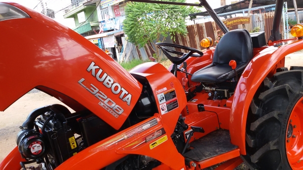 ปัญญาแทรคเตอร์..จัดมาให้ครับ ด่วน!!!คูโบต้า L3208 LIMITED พร้อมใบมีดคานบนSD140พร้อมผาน5 รถไร่ (ยางใหม่ 4เส้น)เล่มทะเบียนพร้อม