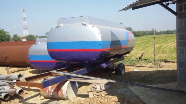 ถังรถน้ำมัน 6 ล้อ บรรจุ 9,000 ลิตร ราคา 240,000 บาท