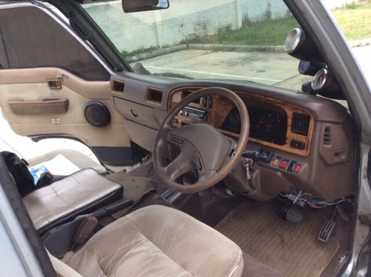 ขายรถตู้นิสสัน เออแวนปี90 เครื่อง 1JZ หัวฉีด ติดก๊ส LPG เพาเวอร์ กระจกไฟฟ้า ภายในลายไม้ แอร์หน้า-หลัง เบาะหลังสามแถว รถขับดี นั่งสบาย พร้อมใช้ครับ