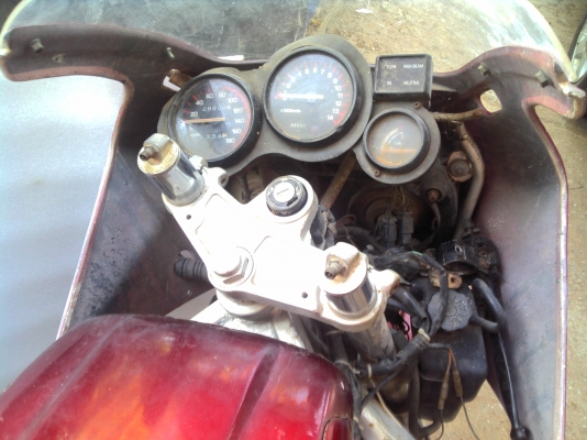 ขายซาก YAMAHA fzr 400   สภาพตามรูปมีเล่มครับ    25000