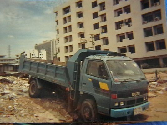 545000 เลิกกิจการก่อสร้าง npr 4bd1 และยังมีรุ่นนี้อีกคันรถหลวง รอเอกสารมา5ปีแล้วก็จะขายเหมือนกัน รุ่นยอดนิยม115แรง ดั้ม คัสซีสวย เครื่องแน่นๆภายในสวยครบ