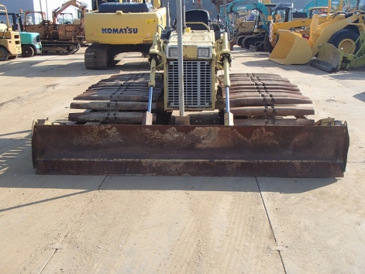 รถดัน Komatsu D20PLL-7 รุ่น 7 เลยครับ นำเข้าจากญี่ปุ่นแท้ๆ แทรคกว้าง 1.05เมตร สวยเดิมๆ แจ่มมาก ขายไม่แพงด้วย 086-303-9797