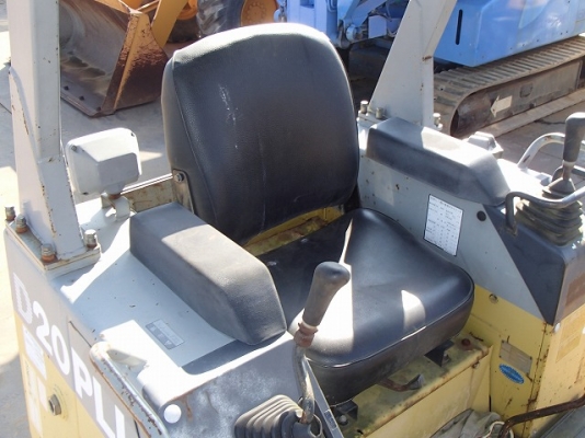 รถดัน Komatsu D20PLL-7 รุ่น 7 เลยครับ นำเข้าจากญี่ปุ่นแท้ๆ แทรคกว้าง 1.05เมตร สวยเดิมๆ แจ่มมาก ขายไม่แพงด้วย 086-303-9797