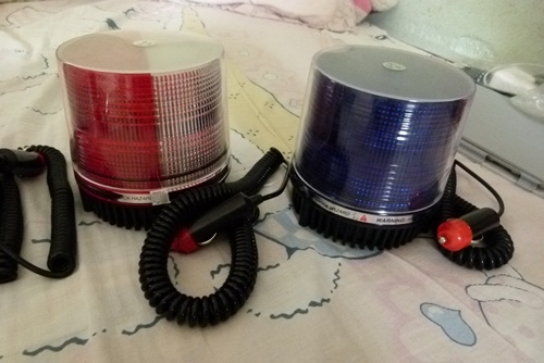 ไฟไซเรน   อันละ 680 บาท.-   พร้อมส่ง ครับๆ   มีสี ( แดงน้ำเงิน -- ขาว -- แดงขาว -- น้ำเงิน ครับๆๆๆ  )