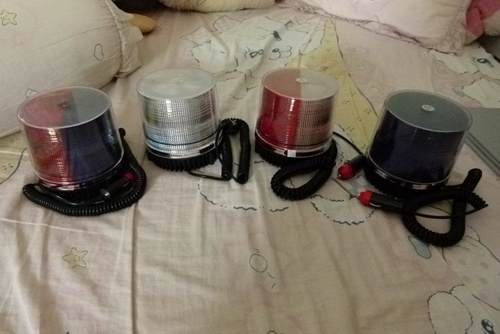 ไฟไซเรน   อันละ 680 บาท.-   พร้อมส่ง ครับๆ   มีสี ( แดงน้ำเงิน -- ขาว -- แดงขาว -- น้ำเงิน ครับๆๆๆ  )