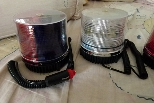 ไฟไซเรน   อันละ 680 บาท.-   พร้อมส่ง ครับๆ   มีสี ( แดงน้ำเงิน -- ขาว -- แดงขาว -- น้ำเงิน ครับๆๆๆ  )