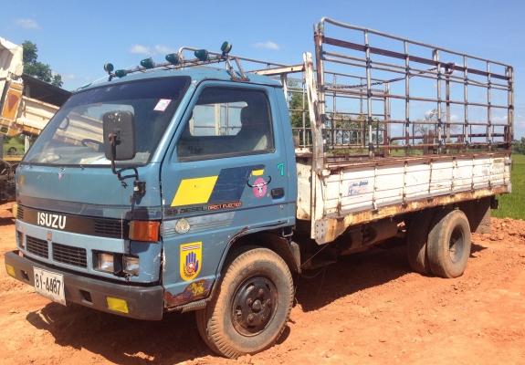 ISUZU NPR 100 HP 4BC2 หกล้อกระบะคอกเหล็กความ 4.30 เมตร เครื่องแน่นแรงดี หัวเก๋งสวยไม่มีผุภายในเก๋งคอนโซลครบพร้อม ช่วงล่างคัชซีสวยไม่มีบวม ยาง 7.50 ขอบ 16 สภาพดี 70\% พร้อมบรรทุกพร้อมใช้งาน เอกสารเล่มทะเบียนครบพร้อมโอน ราคาต่อรองได้ครับ