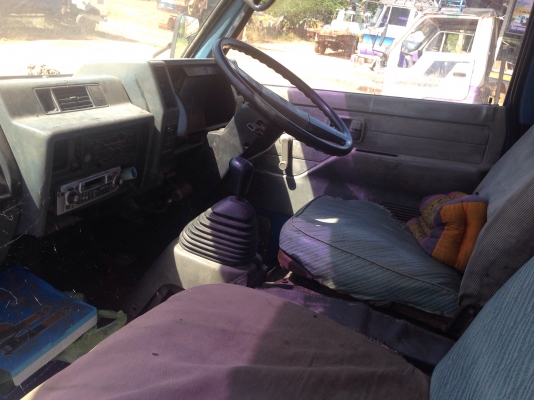 ISUZU NPR 100 HP 4BC2 หกล้อกระบะคอกเหล็กความ 4.30 เมตร เครื่องแน่นแรงดี หัวเก๋งสวยไม่มีผุภายในเก๋งคอนโซลครบพร้อม ช่วงล่างคัชซีสวยไม่มีบวม ยาง 7.50 ขอบ 16 สภาพดี 70\% พร้อมบรรทุกพร้อมใช้งาน เอกสารเล่มทะเบียนครบพร้อมโอน ราคาต่อรองได้ครับ