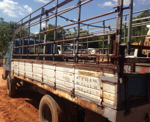 ISUZU NPR 100 HP 4BC2 หกล้อกระบะคอกเหล็กความ 4.30 เมตร เครื่องแน่นแรงดี หัวเก๋งสวยไม่มีผุภายในเก๋งคอนโซลครบพร้อม ช่วงล่างคัชซีสวยไม่มีบวม ยาง 7.50 ขอบ 16 สภาพดี 70\% พร้อมบรรทุกพร้อมใช้งาน เอกสารเล่มทะเบียนครบพร้อมโอน ราคาต่อรองได้ครับ