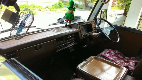 ขาย รถตู้ retro nissan urvan e23 เกียร์คอ เครื่องดีเซล เอกสารไม่ขาดต่อ