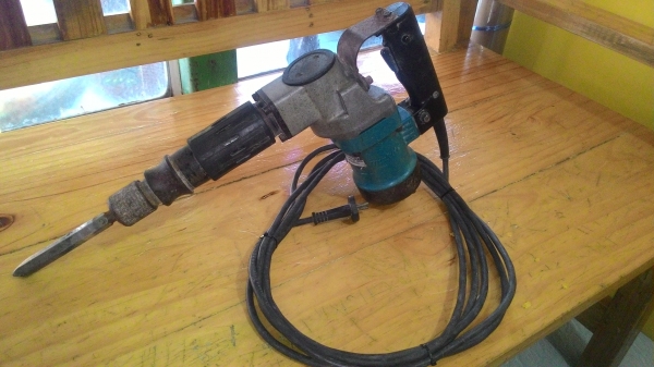 ขายเครื่องสกัดแย็กไฟฟ้ายี่ห้อMakitaรุ่นHM0810T(900W)made in japanสภาพดีเดิมๆพร้อมใช้งาน ขายเครื่องสกัดแย็กไฟฟ้ายี่ห้อMakitaรุ่นHM0810T(900W)made in japanสภาพดีเดิมๆพร้อมใช้งาน