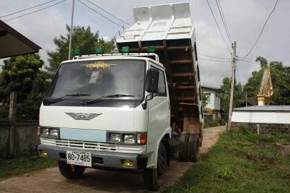 **480,000 บ.ต่อรอง**ขาย6ล้อดั๊มสวยๆ HINO FB112 117HP WO4D เครื่องแน่น ไม่มีเยิ้ม ช่วงล่างใหญ่Fหน้า-หลัง คัสซีสวยเดิมไม่มีผุไม่มีดาม กระบะดั๊มเหล็ก5ตันยิงหลัง สภาพดี พ้นดีข้างดีไม่มีผุ หัวสวยบาง ภายในสวยคอนโซลครบ แอร์เย็น ยางดี6เส้น พร้อมใช้ พร้อมลุยงาน เอ