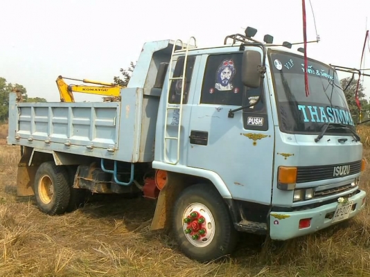 ISUZU ROCKY 175 HP 6BG1 หกล้อดั๊มพ์ กระบะดั๊มพ์เหล็ก 6 ตันสภาพสวยพื้นดีไม่มีผุ เครื่องแห้งแรงดีไม่มีเยิ้มเลย ภายในเก๋งสวยครบ แอร์เย็น พวงมาลัยเพาเวอร์ ช่วงล่างคัชซีสวยมากไม่มีแตกไม่มีดาม ยาง 8.25 ขอบ 16 สภาพดี เอกสารทะเบียนภาษีครบไม่ขาดพร้อมโอน ราคาต่อรอง