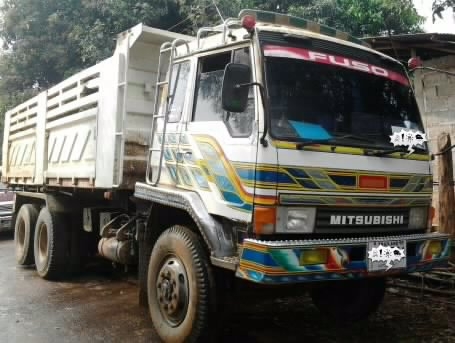 MITSUBISHI FUSO FN527 TD 2679 วางเครื่อง 220 HP TURBO 6D16 สิบล้อดั๊มพ์ 2 เพลา กระบะดั๊มพ์เหล็ก 12 ตันของสามมิตรลอนเฉียง ช่วงล่างคัชซีสวยไม่มีบวม เพลาบุ๋มเบรคใหญ่แล้ว ภายในเก๋งคอนโซลครบ แอร์เย็น พวงมาลัยเพาเวอร์ เบรคทริ๊ปฟี้ เอกสารทะเบียนภาษีครบไม่มีขาด ร