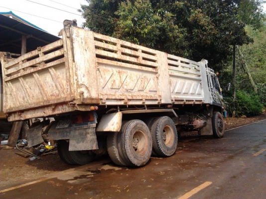 MITSUBISHI FUSO FN527 TD 2679 วางเครื่อง 220 HP TURBO 6D16 สิบล้อดั๊มพ์ 2 เพลา กระบะดั๊มพ์เหล็ก 12 ตันของสามมิตรลอนเฉียง ช่วงล่างคัชซีสวยไม่มีบวม เพลาบุ๋มเบรคใหญ่แล้ว ภายในเก๋งคอนโซลครบ แอร์เย็น พวงมาลัยเพาเวอร์ เบรคทริ๊ปฟี้ เอกสารทะเบียนภาษีครบไม่มีขาด ร