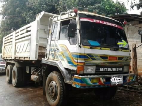 MITSUBISHI FUSO FN527 TD 2679 วางเครื่อง 220 HP TURBO 6D16 สิบล้อดั๊มพ์ 2 เพลา กระบะดั๊มพ์เหล็ก 12 ตันของสามมิตรลอนเฉียง ช่วงล่างคัชซีสวยไม่มีบวม เพลาบุ๋มเบรคใหญ่แล้ว ภายในเก๋งคอนโซลครบ แอร์เย็น พวงมาลัยเพาเวอร์ เบรคทริ๊ปฟี้ เอกสารทะเบียนภาษีครบไม่มีขาด ร
