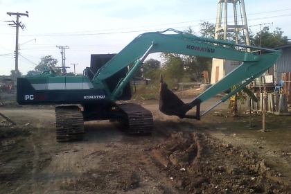 komatsu pc 200 รุ่น 3  สภาพพร้อมใช้งาน  มีเเอร์พร้อม
