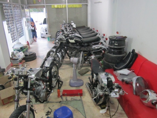 อีกคันครับ SR400 ปี 2000 ประกอบใหม่ครับ ราบละเอียดโทรเลย รถมีเยอะ(รับแลกเทริน์SR400ทุกแนวครับ หรือ รถรุ่นอื่นๆๆ)