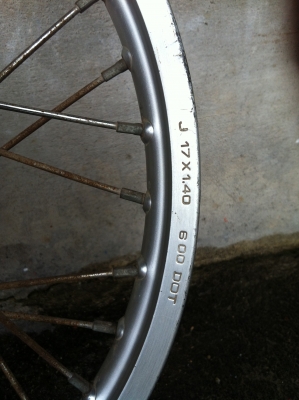 ขายล้อ did 17 x1.40 สีเงิน พร้อมดุม wave 125  2200 บาท