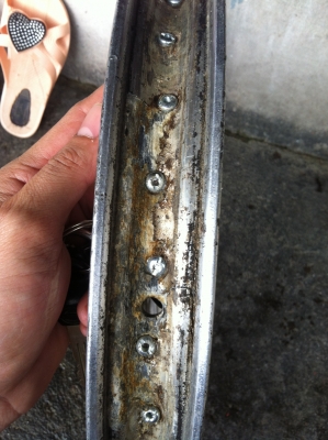 ขายล้อ did 17 x1.40 สีเงิน พร้อมดุม wave 125  2200 บาท